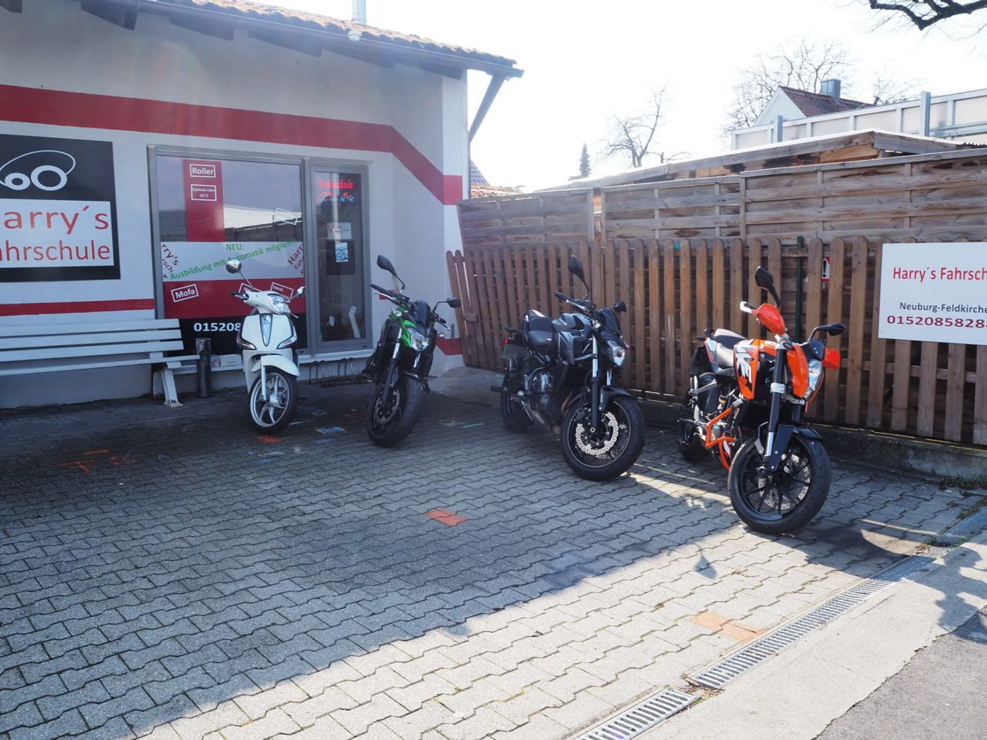 Harry's Fahrschule in Neuburg-Feldkirchen mit Motorrädern vor dem Eingang