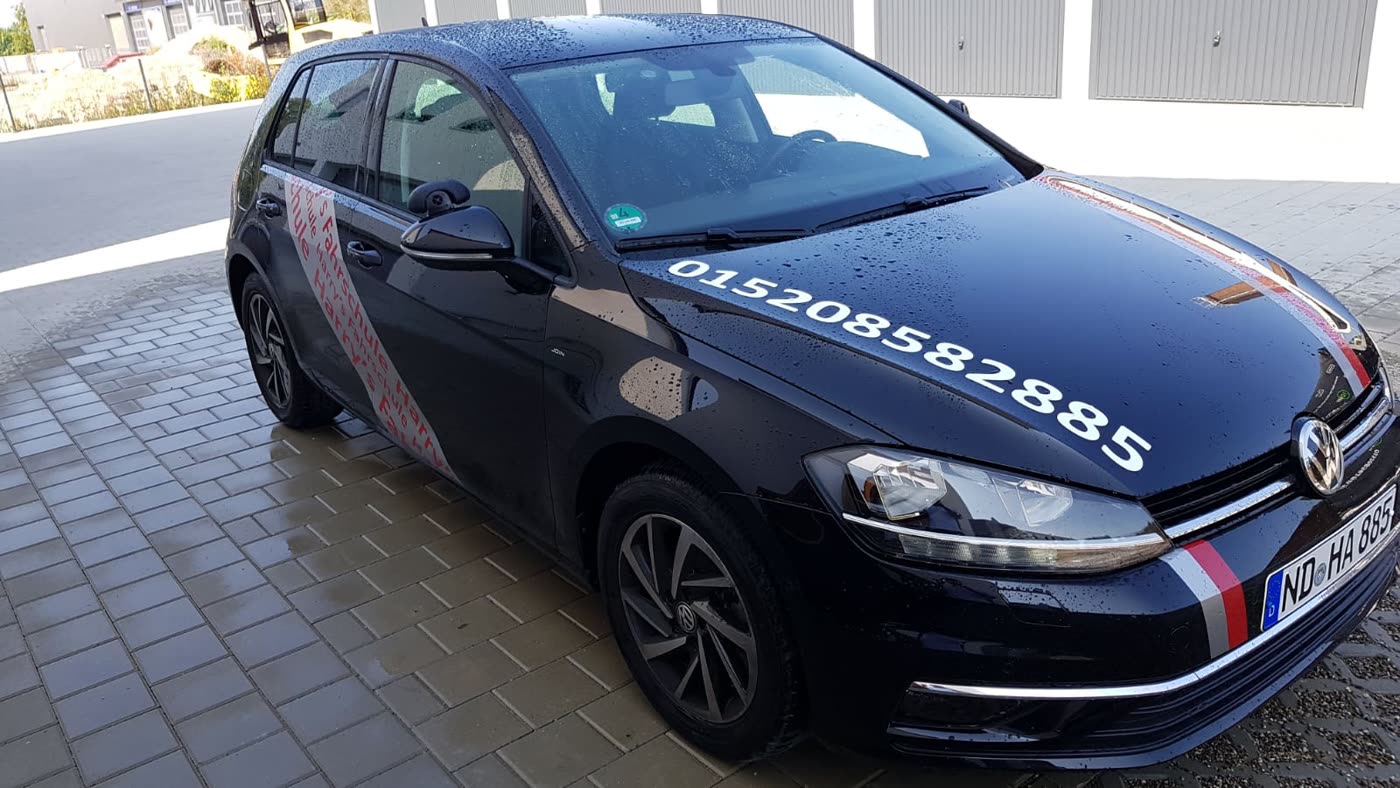Fahrschulauto VW Golf mit Telefonnummer