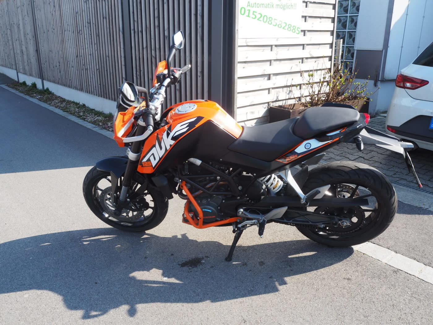 Orangefarbenes Ausbildungsmotorrad