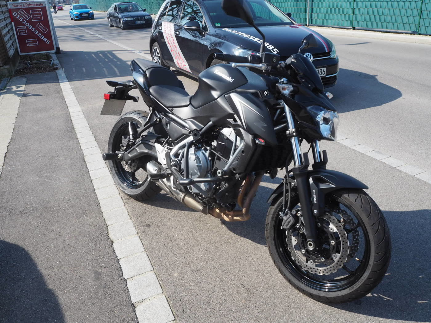 Schwarzes Ausbildungsmotorrad